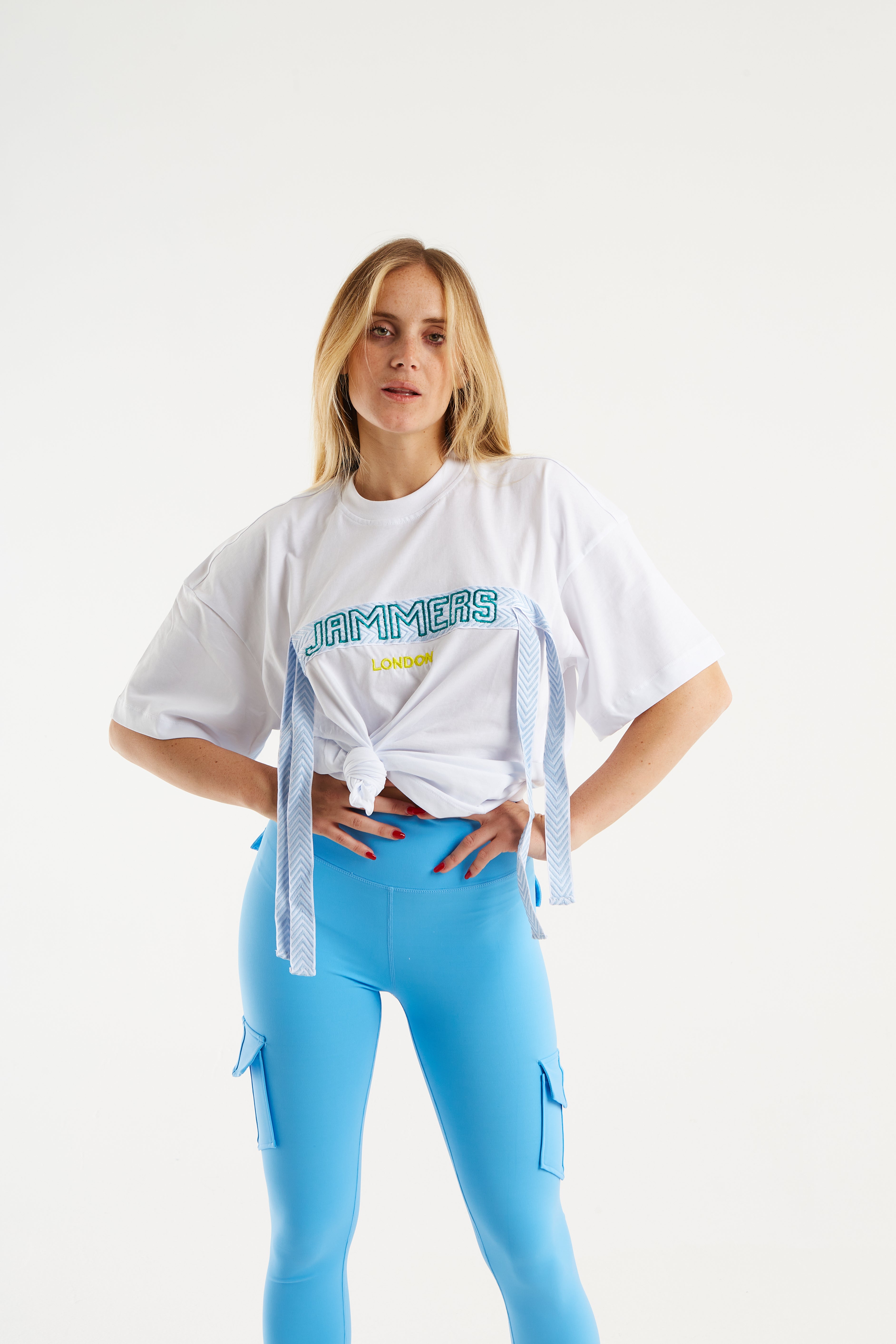 T-shirt over in cotone bianco laccio bianco e azzurro