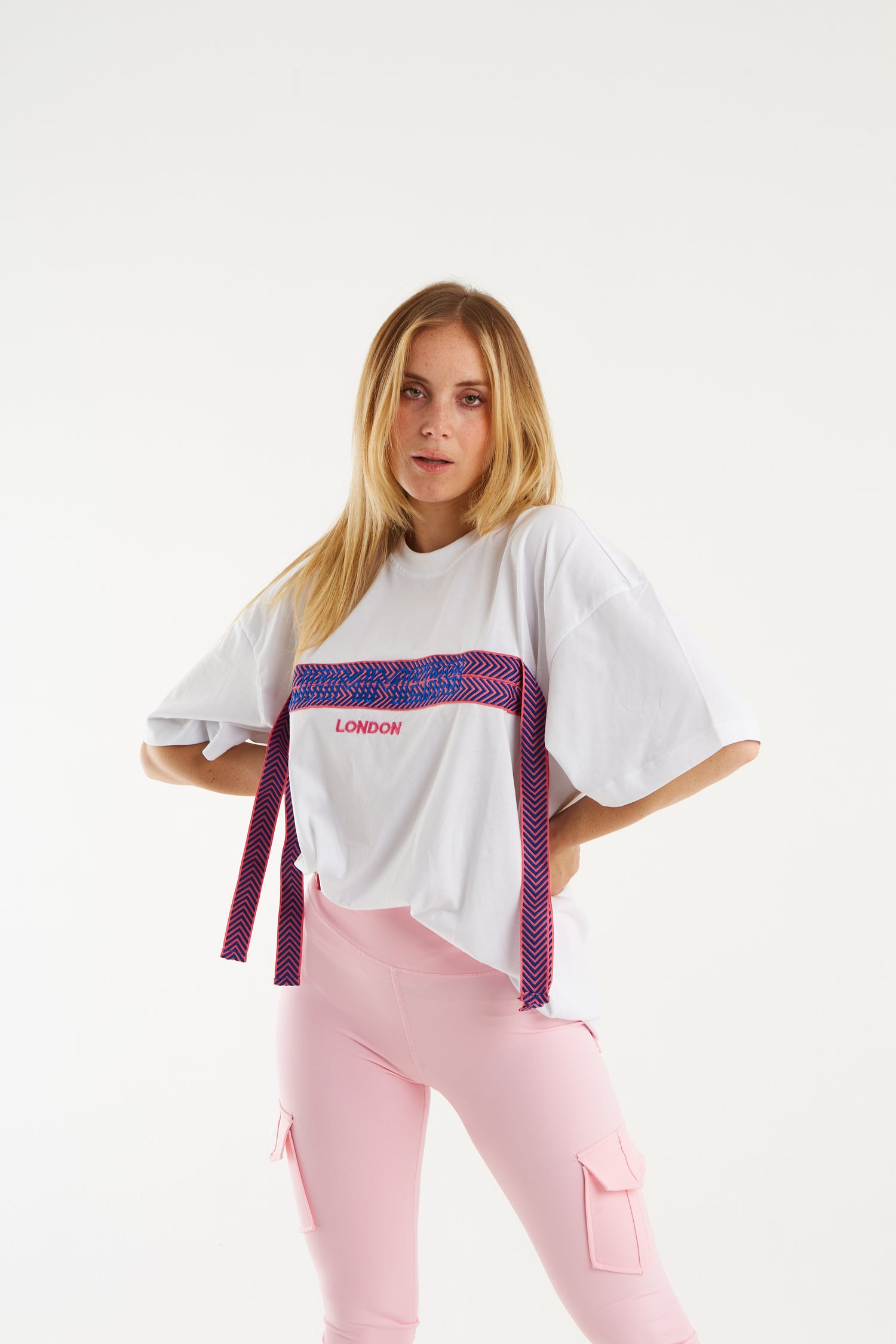 T-shirt over in cotone bianco e laccio fucsia/blu