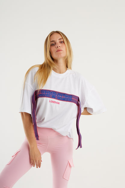 T-shirt over in cotone bianco e laccio fucsia/blu