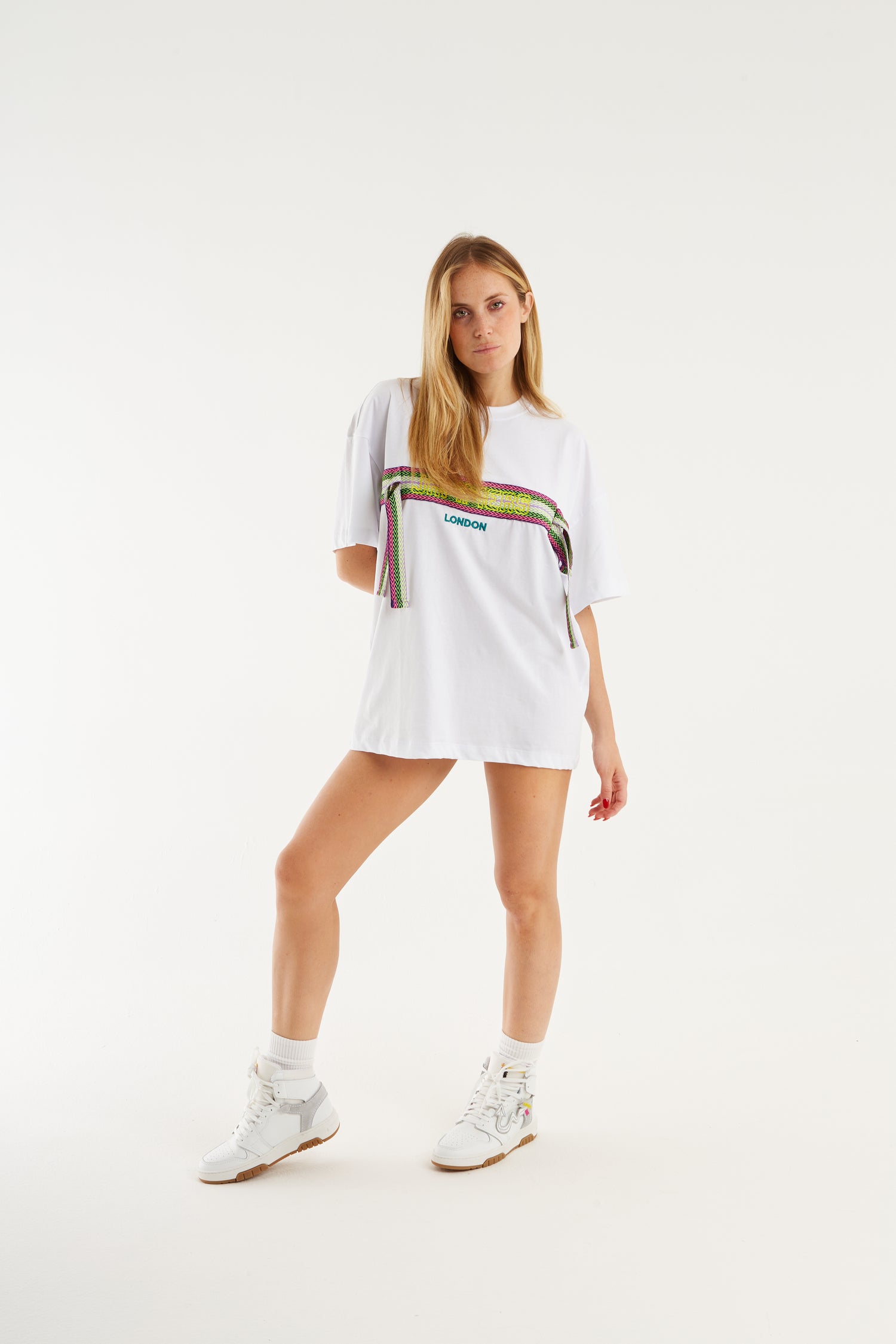 T-shirt bianco e laccio multicolore