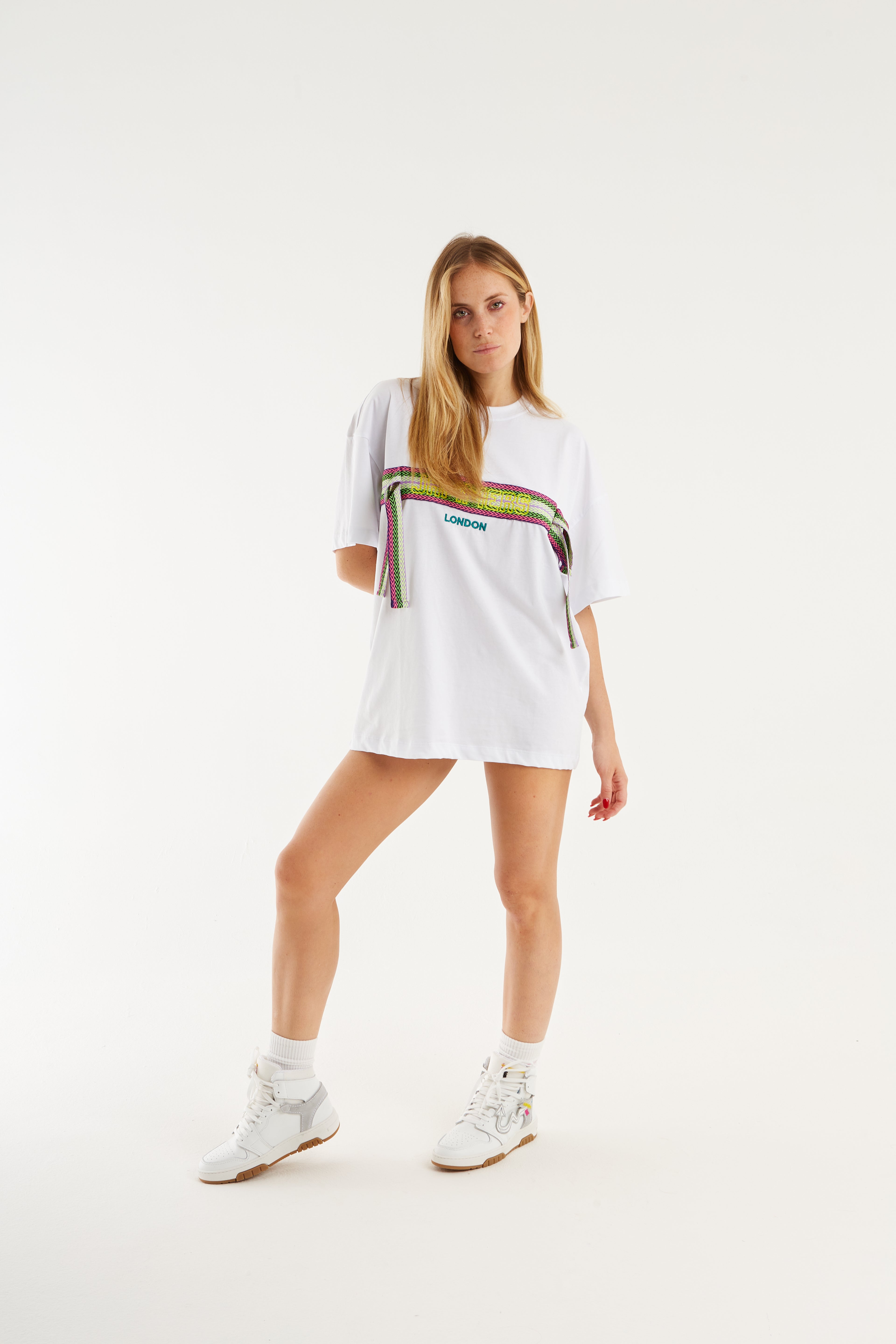T-shirt bianco e laccio multicolore