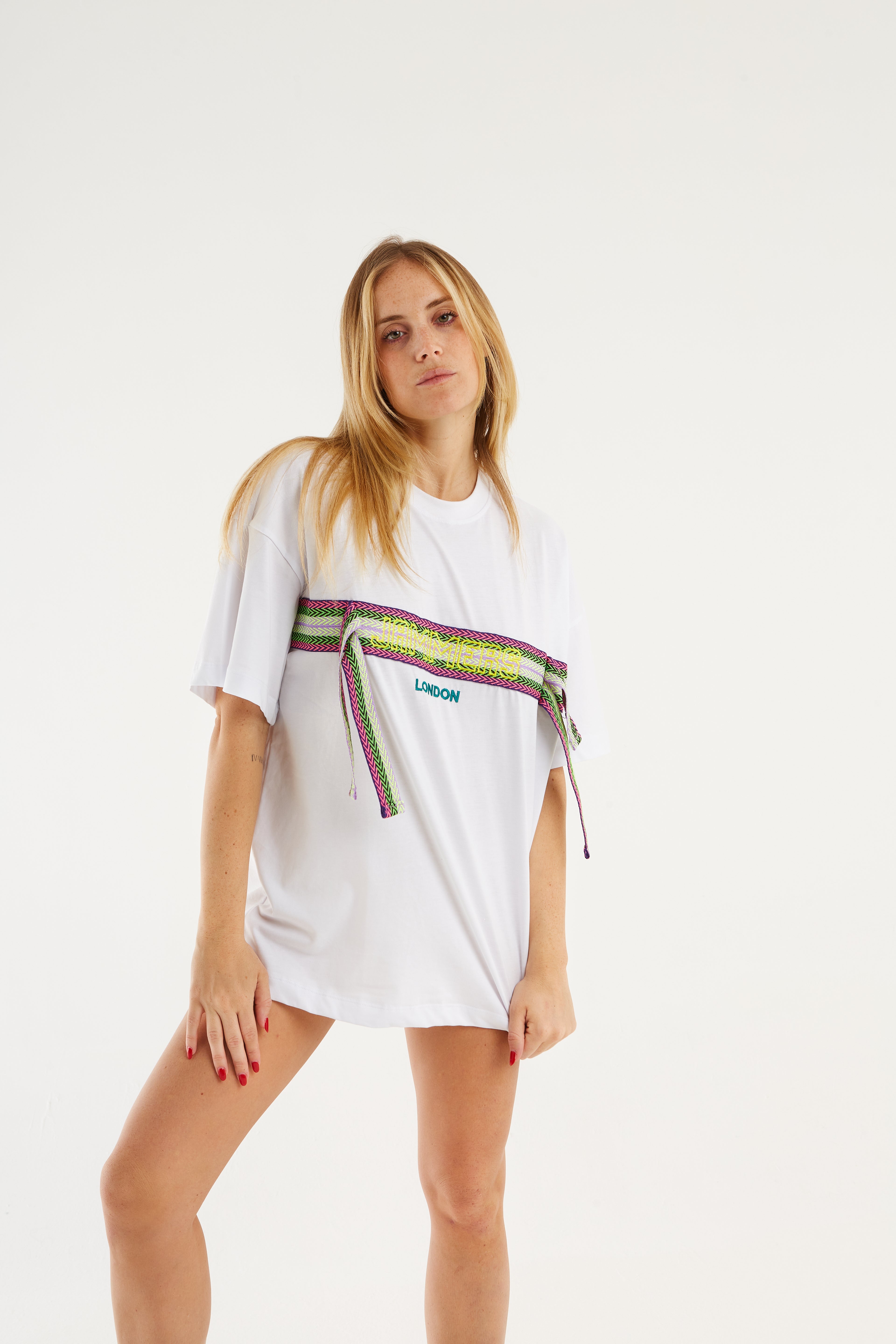 T-shirt bianco e laccio multicolore