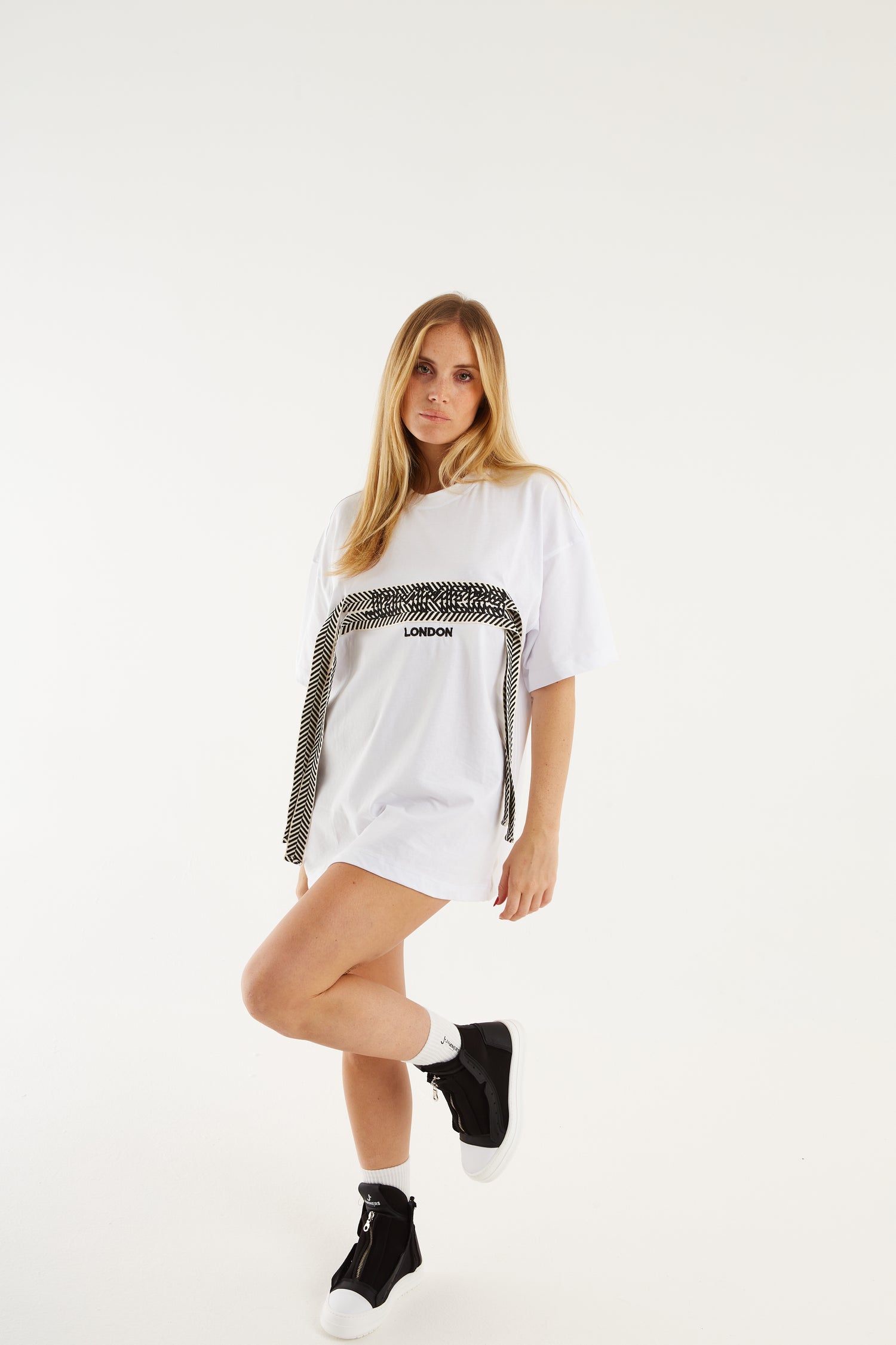 T-shirt over in cotone bianco laccio bianco nero