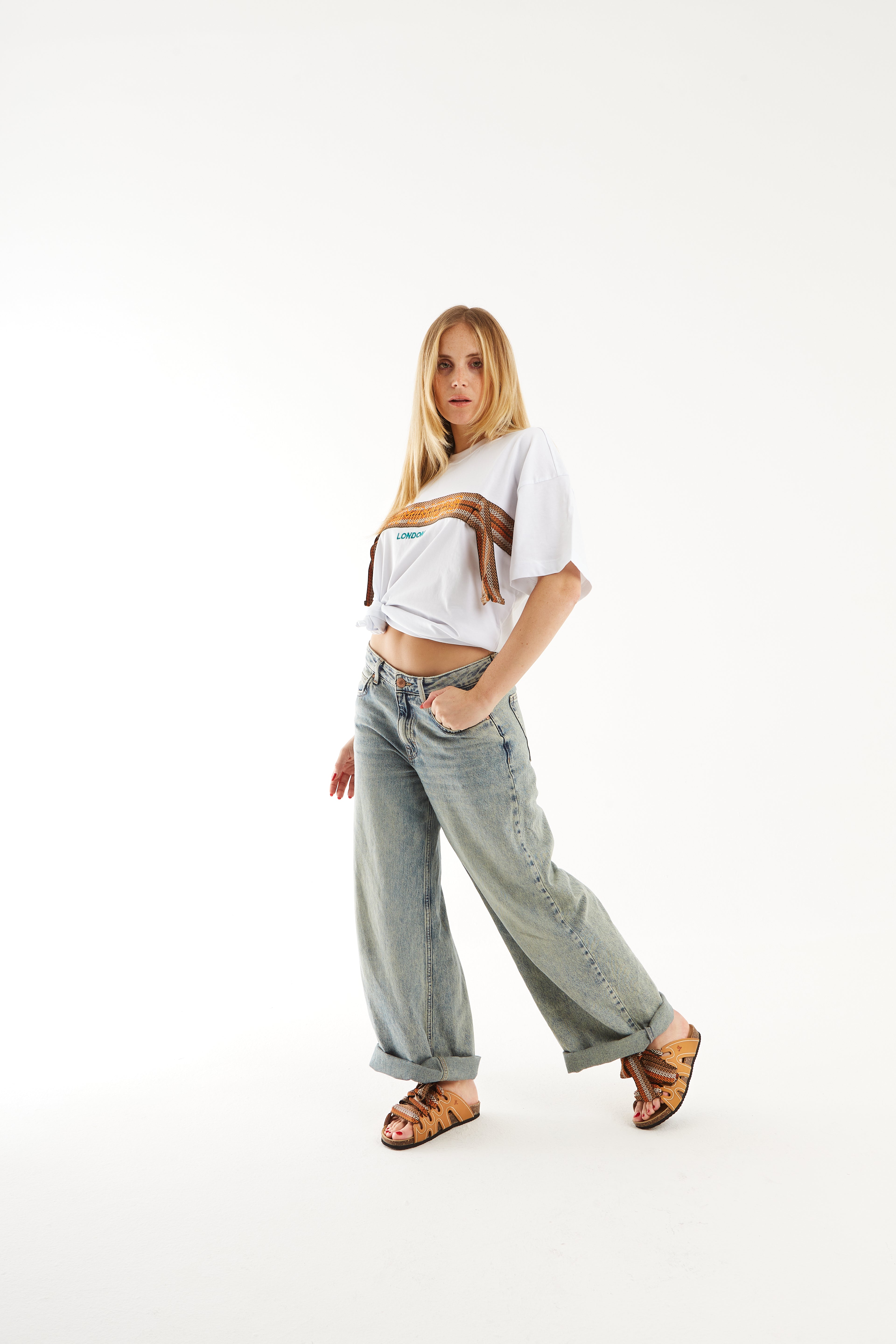 T-shirt over in cotone bianco e laccio marrone e arancio