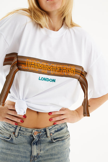 T-shirt over in cotone bianco e laccio marrone e arancio